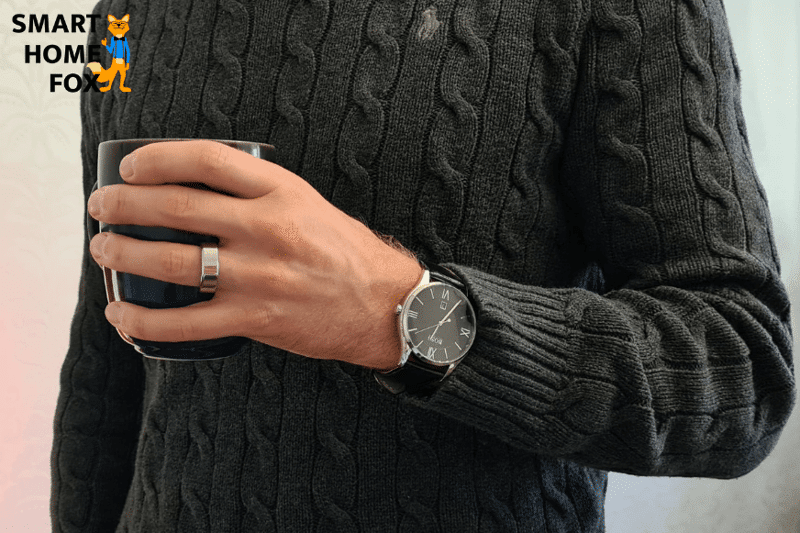 Oura Ring 3 ist am Finger zu sehen
